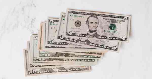 人工智能机器人和人谈恋爱